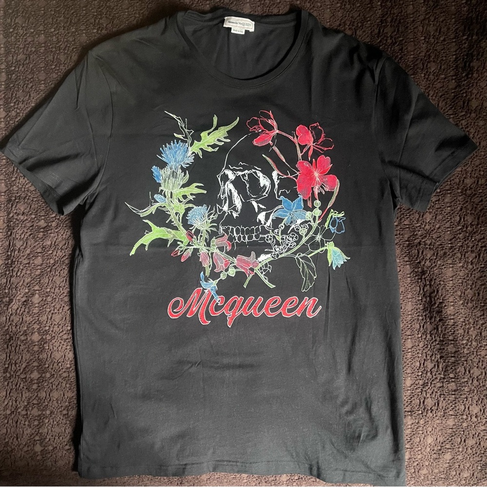 Gently used bright skull graphic tee